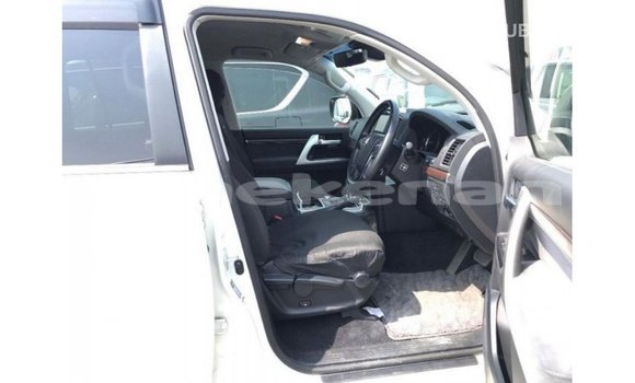 Buy Import Toyota Land Cruiser White Car in Import - Dubai in Aragatsotn Buy Import Toyota Land Cruiser White Car in Import - Dubai in Aragatsotn