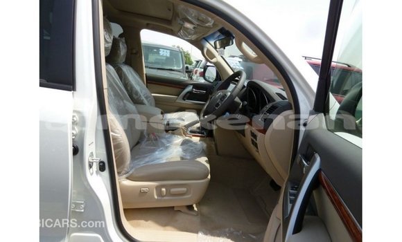 Buy Import Toyota Land Cruiser White Car in Import - Dubai in Aragatsotn Buy Import Toyota Land Cruiser White Car in Import - Dubai in Aragatsotn