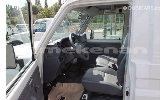 Buy Import Toyota Land Cruiser White Car in Import - Dubai in Aragatsotn Buy Import Toyota Land Cruiser White Car in Import - Dubai in Aragatsotn