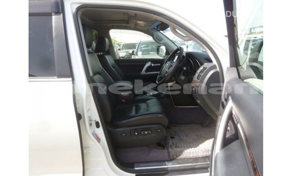 Buy Import Toyota Land Cruiser White Car in Import - Dubai in Aragatsotn Buy Import Toyota Land Cruiser White Car in Import - Dubai in Aragatsotn