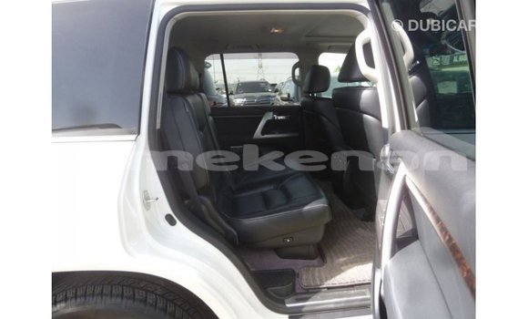 Buy Import Toyota Land Cruiser White Car in Import - Dubai in Aragatsotn Buy Import Toyota Land Cruiser White Car in Import - Dubai in Aragatsotn