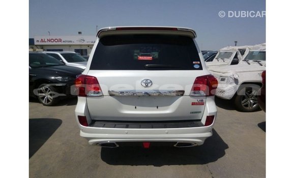 Buy Import Toyota Land Cruiser White Car in Import - Dubai in Aragatsotn Buy Import Toyota Land Cruiser White Car in Import - Dubai in Aragatsotn