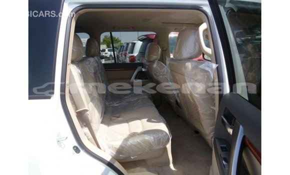 Buy Import Toyota Land Cruiser White Car in Import - Dubai in Aragatsotn Buy Import Toyota Land Cruiser White Car in Import - Dubai in Aragatsotn