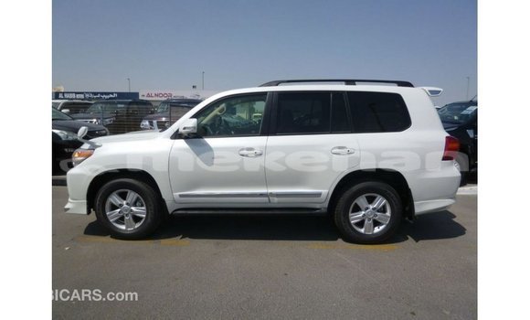 Buy Import Toyota Land Cruiser White Car in Import - Dubai in Aragatsotn Buy Import Toyota Land Cruiser White Car in Import - Dubai in Aragatsotn