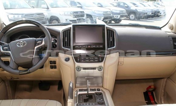 Buy Import Toyota Land Cruiser White Car in Import - Dubai in Aragatsotn Buy Import Toyota Land Cruiser White Car in Import - Dubai in Aragatsotn