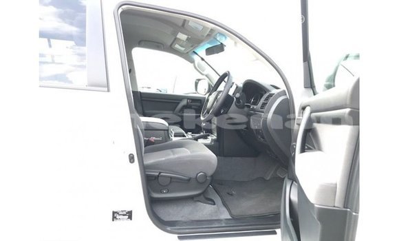 Buy Import Toyota Land Cruiser White Car in Import - Dubai in Aragatsotn Buy Import Toyota Land Cruiser White Car in Import - Dubai in Aragatsotn