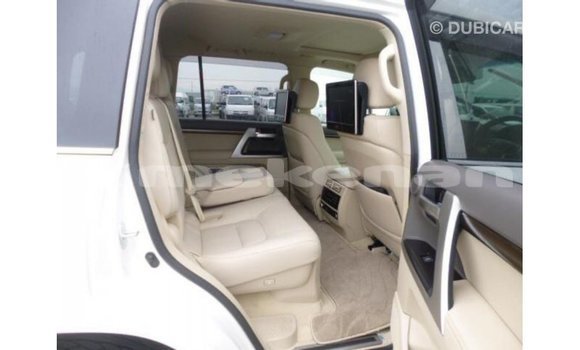 Buy Import Toyota Land Cruiser White Car in Import - Dubai in Aragatsotn Buy Import Toyota Land Cruiser White Car in Import - Dubai in Aragatsotn