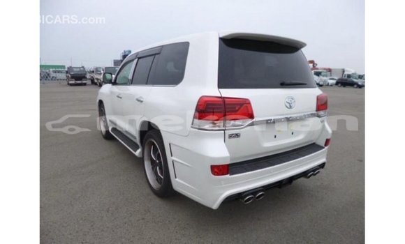Buy Import Toyota Land Cruiser White Car in Import - Dubai in Aragatsotn Buy Import Toyota Land Cruiser White Car in Import - Dubai in Aragatsotn