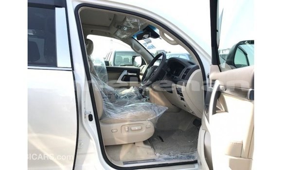 Buy Import Toyota Land Cruiser White Car in Import - Dubai in Aragatsotn Buy Import Toyota Land Cruiser White Car in Import - Dubai in Aragatsotn