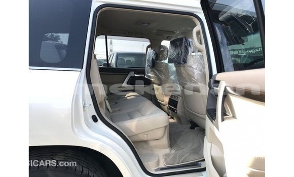 Buy Import Toyota Land Cruiser White Car in Import - Dubai in Aragatsotn Buy Import Toyota Land Cruiser White Car in Import - Dubai in Aragatsotn