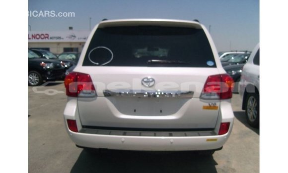 Buy Import Toyota Land Cruiser White Car in Import - Dubai in Aragatsotn Buy Import Toyota Land Cruiser White Car in Import - Dubai in Aragatsotn