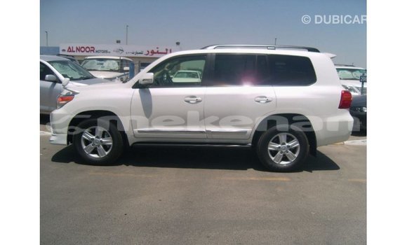 Buy Import Toyota Land Cruiser White Car in Import - Dubai in Aragatsotn Buy Import Toyota Land Cruiser White Car in Import - Dubai in Aragatsotn