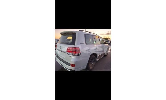Buy Import Toyota Land Cruiser White Car in Import - Dubai in Aragatsotn Buy Import Toyota Land Cruiser White Car in Import - Dubai in Aragatsotn