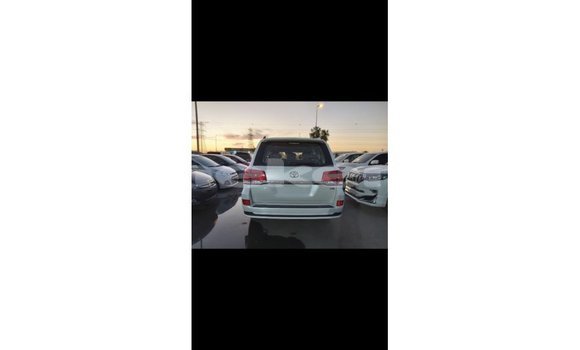 Buy Import Toyota Land Cruiser White Car in Import - Dubai in Aragatsotn Buy Import Toyota Land Cruiser White Car in Import - Dubai in Aragatsotn