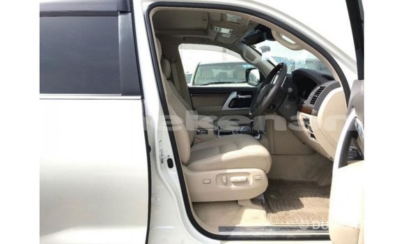 Buy Import Toyota Land Cruiser White Car in Import - Dubai in Aragatsotn Buy Import Toyota Land Cruiser White Car in Import - Dubai in Aragatsotn