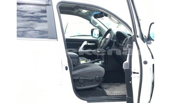 Buy Import Toyota Land Cruiser White Car in Import - Dubai in Aragatsotn Buy Import Toyota Land Cruiser White Car in Import - Dubai in Aragatsotn