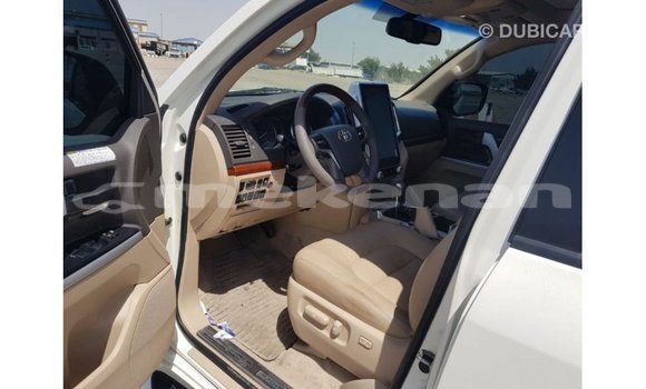 Buy Import Toyota Land Cruiser White Car in Import - Dubai in Aragatsotn Buy Import Toyota Land Cruiser White Car in Import - Dubai in Aragatsotn