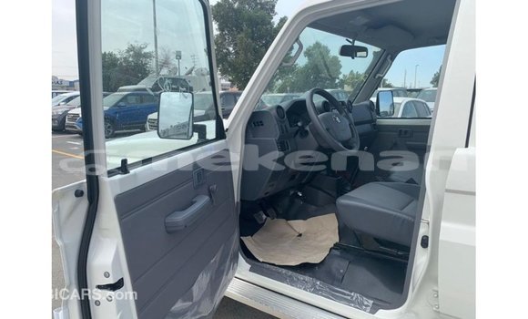 Buy Import Toyota Land Cruiser White Car in Import - Dubai in Aragatsotn Buy Import Toyota Land Cruiser White Car in Import - Dubai in Aragatsotn