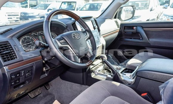 Buy Import Toyota Land Cruiser White Car in Import - Dubai in Aragatsotn Buy Import Toyota Land Cruiser White Car in Import - Dubai in Aragatsotn