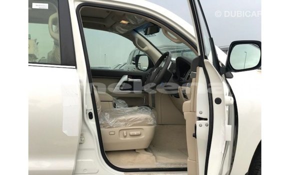 Buy Import Toyota Land Cruiser White Car in Import - Dubai in Aragatsotn Buy Import Toyota Land Cruiser White Car in Import - Dubai in Aragatsotn