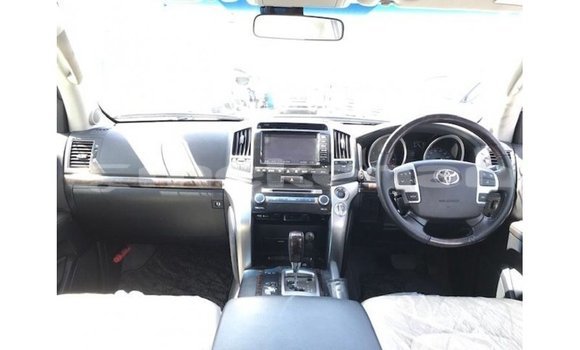 Buy Import Toyota Land Cruiser White Car in Import - Dubai in Aragatsotn Buy Import Toyota Land Cruiser White Car in Import - Dubai in Aragatsotn