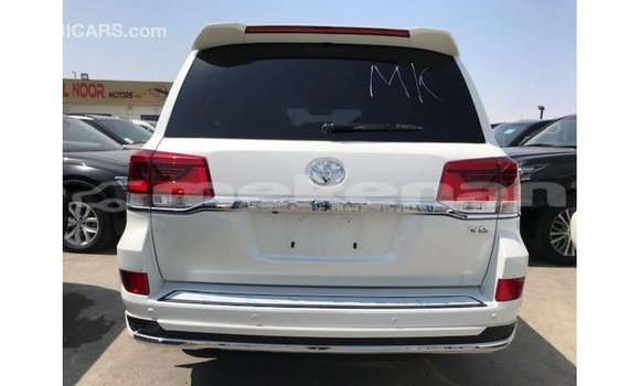 Buy Import Toyota Land Cruiser White Car in Import - Dubai in Aragatsotn Buy Import Toyota Land Cruiser White Car in Import - Dubai in Aragatsotn