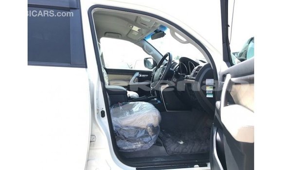 Buy Import Toyota Land Cruiser White Car in Import - Dubai in Aragatsotn Buy Import Toyota Land Cruiser White Car in Import - Dubai in Aragatsotn