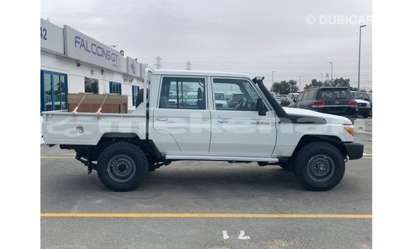 Buy Import Toyota Land Cruiser White Car in Import - Dubai in Aragatsotn Buy Import Toyota Land Cruiser White Car in Import - Dubai in Aragatsotn