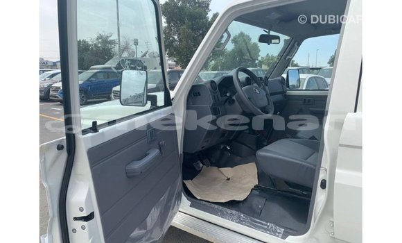 Buy Import Toyota Land Cruiser White Car in Import - Dubai in Aragatsotn Buy Import Toyota Land Cruiser White Car in Import - Dubai in Aragatsotn