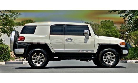 Buy Import Toyota FJ Cruiser White Car in Import - Dubai in Aragatsotn Buy Import Toyota FJ Cruiser White Car in Import - Dubai in Aragatsotn