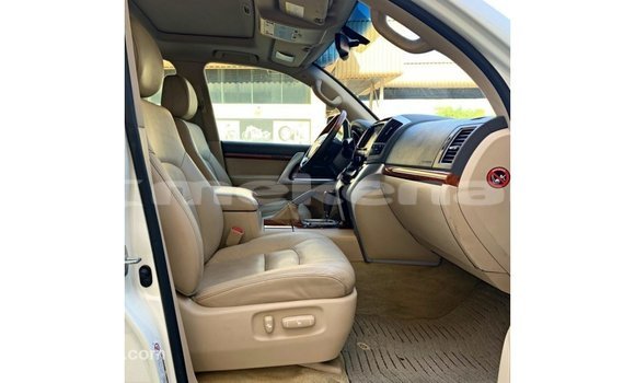 Buy Import Toyota Land Cruiser White Car in Import - Dubai in Aragatsotn Buy Import Toyota Land Cruiser White Car in Import - Dubai in Aragatsotn