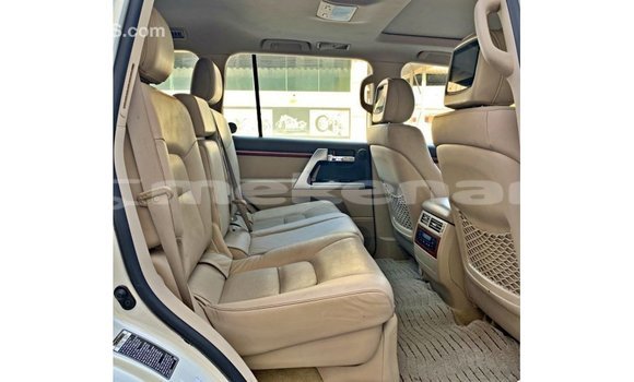 Buy Import Toyota Land Cruiser White Car in Import - Dubai in Aragatsotn Buy Import Toyota Land Cruiser White Car in Import - Dubai in Aragatsotn