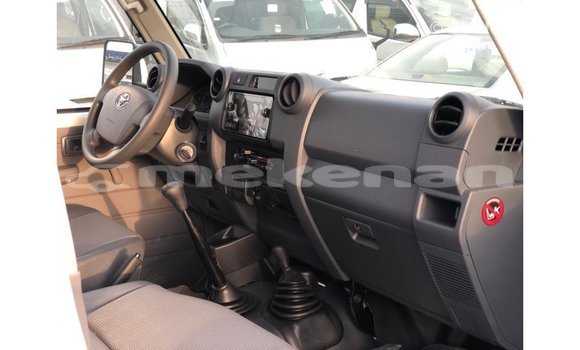 Buy Import Toyota Land Cruiser White Car in Import - Dubai in Aragatsotn Buy Import Toyota Land Cruiser White Car in Import - Dubai in Aragatsotn