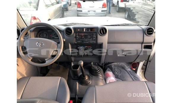 Buy Import Toyota Land Cruiser White Car in Import - Dubai in Aragatsotn Buy Import Toyota Land Cruiser White Car in Import - Dubai in Aragatsotn
