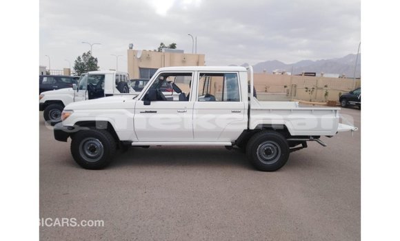 Buy Import Toyota Land Cruiser White Car in Import - Dubai in Aragatsotn Buy Import Toyota Land Cruiser White Car in Import - Dubai in Aragatsotn