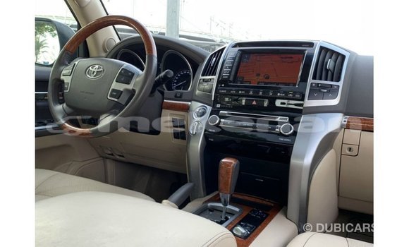 Buy Import Toyota Land Cruiser White Car in Import - Dubai in Aragatsotn Buy Import Toyota Land Cruiser White Car in Import - Dubai in Aragatsotn