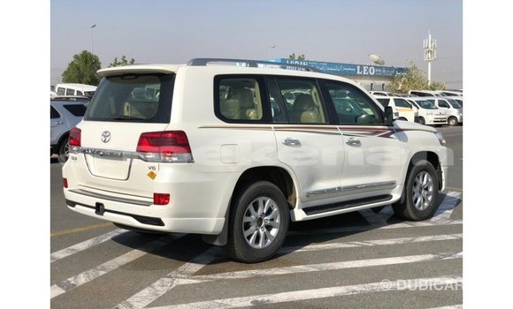 Buy Import Toyota Land Cruiser White Car in Import - Dubai in Aragatsotn Buy Import Toyota Land Cruiser White Car in Import - Dubai in Aragatsotn