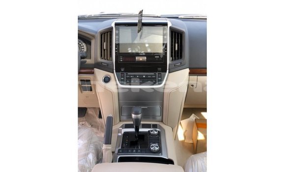 Buy Import Toyota Land Cruiser White Car in Import - Dubai in Aragatsotn Buy Import Toyota Land Cruiser White Car in Import - Dubai in Aragatsotn