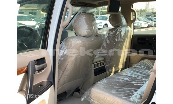 Buy Import Toyota Land Cruiser White Car in Import - Dubai in Aragatsotn Buy Import Toyota Land Cruiser White Car in Import - Dubai in Aragatsotn