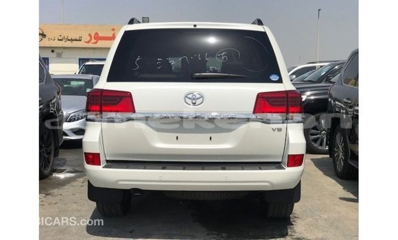 Buy Import Toyota Land Cruiser White Car in Import - Dubai in Aragatsotn Buy Import Toyota Land Cruiser White Car in Import - Dubai in Aragatsotn