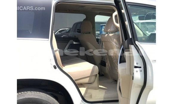 Buy Import Toyota Land Cruiser White Car in Import - Dubai in Aragatsotn Buy Import Toyota Land Cruiser White Car in Import - Dubai in Aragatsotn