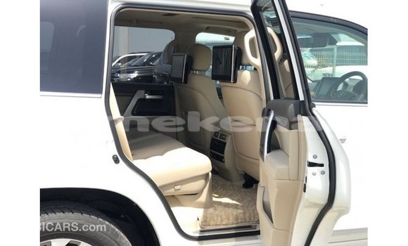 Buy Import Toyota Land Cruiser White Car in Import - Dubai in Aragatsotn Buy Import Toyota Land Cruiser White Car in Import - Dubai in Aragatsotn