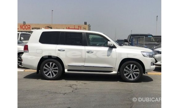 Buy Import Toyota Land Cruiser White Car in Import - Dubai in Aragatsotn Buy Import Toyota Land Cruiser White Car in Import - Dubai in Aragatsotn
