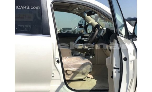 Buy Import Toyota Land Cruiser White Car in Import - Dubai in Aragatsotn Buy Import Toyota Land Cruiser White Car in Import - Dubai in Aragatsotn