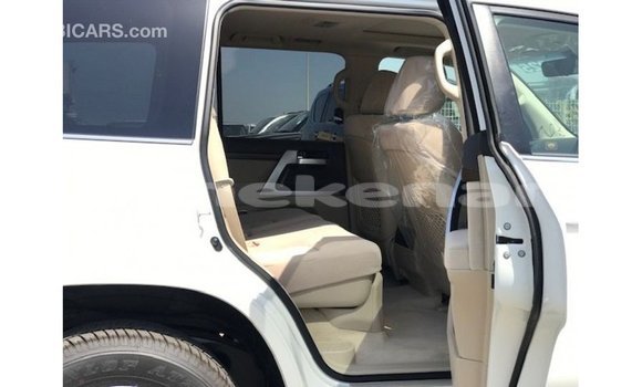 Buy Import Toyota Land Cruiser White Car in Import - Dubai in Aragatsotn Buy Import Toyota Land Cruiser White Car in Import - Dubai in Aragatsotn