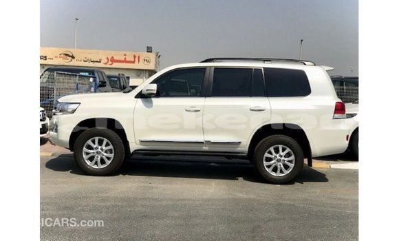 Buy Import Toyota Land Cruiser White Car in Import - Dubai in Aragatsotn Buy Import Toyota Land Cruiser White Car in Import - Dubai in Aragatsotn
