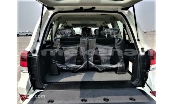Buy Import Toyota Land Cruiser White Car in Import - Dubai in Aragatsotn Buy Import Toyota Land Cruiser White Car in Import - Dubai in Aragatsotn