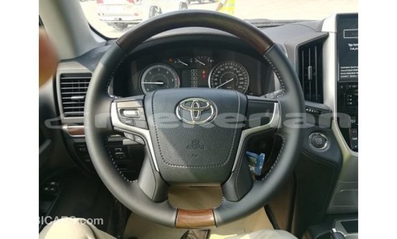 Buy Import Toyota Land Cruiser White Car in Import - Dubai in Aragatsotn Buy Import Toyota Land Cruiser White Car in Import - Dubai in Aragatsotn
