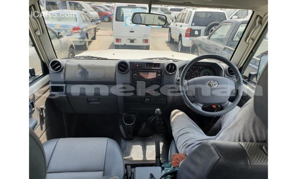 Buy Import Toyota Land Cruiser White Car in Import - Dubai in Aragatsotn Buy Import Toyota Land Cruiser White Car in Import - Dubai in Aragatsotn