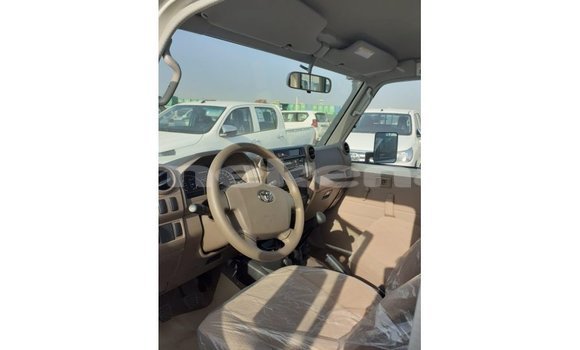 Buy Import Toyota Land Cruiser White Car in Import - Dubai in Aragatsotn Buy Import Toyota Land Cruiser White Car in Import - Dubai in Aragatsotn